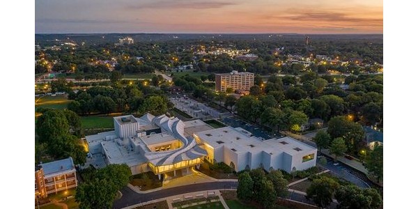 阿肯色州美術(shù)博物館，屋頂形式新花樣！