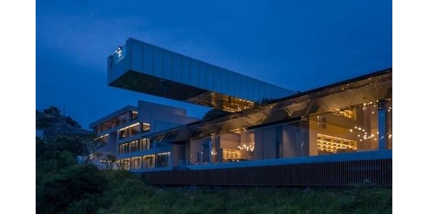 50米寬的巨大水鏡，郎酒莊園敬天臺(tái)