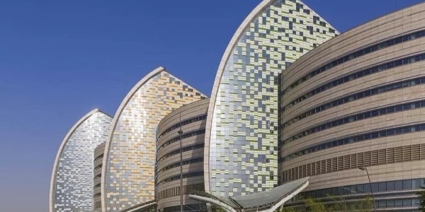 老外的醫(yī)院建筑設(shè)計(jì)，一個(gè)巨大的、帆狀的中庭??！