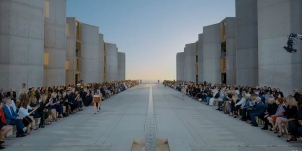 LV時(shí)裝秀場(chǎng) — 薩爾克研究所廣場(chǎng)為什么一棵樹(shù)也沒(méi)種？建筑大師路易斯·康的封神之作