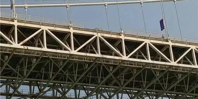 重慶大巴墜江怪防護欄桿？設計、施工企業(yè)表示“這個鍋不背”！