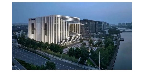 河南盧森堡中心“時(shí)空之窗”——龍湖國(guó)際中心建成，設(shè)計(jì)布局呈“回字型”